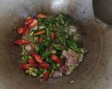 Foto langkah ke 4 dari resep Pindang Tongkol, Terong Tumis Cabe Hijau Ale.