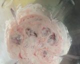 Foto del paso 3 de la receta: Huevos de Pascuas de Chocolate Relleno con Mousse de fresas!!