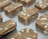 Foto langkah ke 8 dari resep White Chunks Choco Butter Cookies.