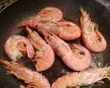 Foto del paso 3 de la receta: Merluza con langostinos y patatas