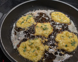 Foto del paso 7 de la receta: Buñuelos de bacalao con langostinos