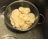 A picture of step 1 of Kashmiri 'Kashur Muĵi Cxueţ': Walnuts & Radish Chutney.