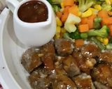Foto langkah ke 4 dari resep Saikoro Steak with BBQ Sauce.