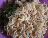 Foto langkah ke 2 dari resep 527. Omelet Mie.