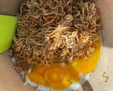รูปขั้นตอนการทำที่ 3 ของ มาม่าราดหน้าไก่สับคะน้า🥬🧄