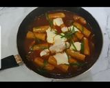 Foto langkah ke 4 dari resep Tteokbokki Mozzarella.