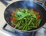 Foto langkah ke 3 dari resep Tumis buncis spicy klimis.