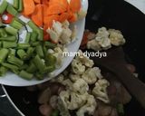 Foto langkah ke 4 dari resep Sop sosis baso.