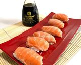 Foto langkah ke 3 dari resep Salmon Nigiri Sushi.