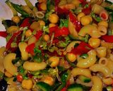 صورة لخطوة 1 من وصفة سلطة المعكرونة والحمص 🥙