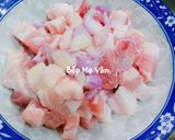 Hình bước làm 2 của món Thịt ba chỉ kho củ nghệ và lá nghệ