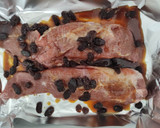 Foto del paso 3 de la receta: Solomillo de Cerdo en Papillote con Salsa Yakiniku y Pasas