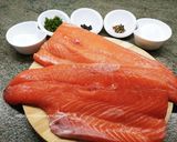 Foto del paso 1 de la receta: Riquísimo salmón marinado con sal y azúcar
