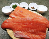 Foto del paso 1 de la receta: Riquísimo salmón marinado con sal y azúcar