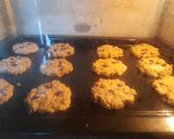 Foto del paso 2 de la receta: Galletitas de avena, coco y miel con chispas