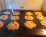 Foto del paso 2 de la receta: Galletitas de avena, coco y miel con chispas