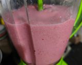 Foto langkah ke 3 dari resep Smoothies Pisang Strawberry.