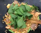 Foto langkah ke 5 dari resep Mie telur goreng.