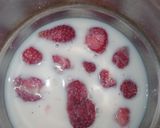 A picture of step 1 of Strawberry shake.