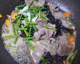 รูปขั้นตอนการทำที่ 2 ของ หมูสไลซ์ผัดเห็ดหูหนูดำ