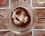 Foto del passaggio 2 della ricetta Torta al cacao con crema pasticcera fragole e ciliegie