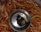 A picture of step 5 of Smoked onion (salad).
