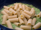 Rigatoni con Pesto di Zucchine e Speck