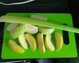 รูปขั้นตอนการทำที่ 1 ของ น้ำผลไม้แยกกาก Go Green 🍏