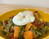 Foto del paso 7 de la receta: Verduras con tomates secos y huevo poche