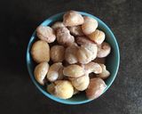 Foto del passaggio 10 della ricetta Minestra di ceci neri funghi pioppini e castagne