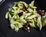Foto langkah ke 2 dari resep Cah timun Jepang&jamur shitake.