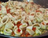 Foto del paso 2 de la receta: Arroz con calamares y langostinos