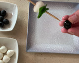 Foto del paso 1 de la receta: Brocheta caprese con oliva negra