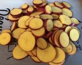 Une image de l'étape 1 de Pommes de terre roseval rôties aux épices, ail, échalotes et origan.