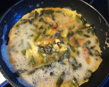 Foto del paso 2 de la receta: Tortilla de espárragos con tomate