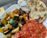 Foto del paso 8 de la receta: Almuerzo de calabacín🥒🫓🧀 salteado con salsa de tomate y pimiento rojo🍅🌶️🧅