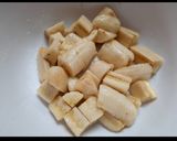 Hình bước làm 1 của món Chè chuối khoai mì cốt dừa