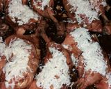 Sajtos-fokhagymás csirkecombok hagymás burgonyával recept fázis 8 fotója
