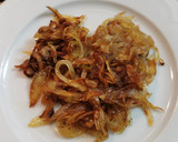 Foto del paso 5 de la receta: Pincho de Morcilla con Piquillos, Cebolla caramelizada y Piñones
