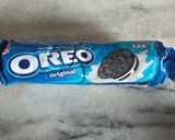 A picture of step 1 of Oreo milk shake.