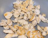 รูปขั้นตอนการทำที่ 2 ของ Chicken Fettuccine Alfredo (เฟตตูชินี่อัลเฟรโด ไก่)