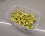 Foto del paso 13 de la receta: Cubos de aguacate con pepino y lima, huevas y hojita albahaca