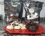 Foto del paso 3 de la receta: Medallones de chocolate blanco y semi amargo rellenos de Oreos