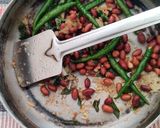 A picture of step 1 of Coconut peanut chutney.