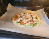 Foto del paso 3 de la receta: Increíble pizzeta con pesto de cilantro y salmón ahumado