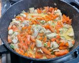 Une image de l'étape 18 de Poulet mariné aux carottes, champignons, épices et coriandre.