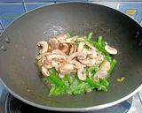 Foto langkah ke 4 dari resep Tumis Kubis Buncis Jamur.