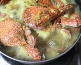 Foto langkah ke 6 dari resep Rajungan Kuah Santan.