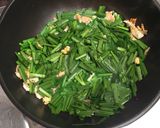 รูปขั้นตอนการทำที่ 4 ของ ใบกุยช่ายผัดไข่ (มังสวิรัติ) #อาหารไทยง่ายๆ
