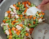 Foto langkah ke 5 dari resep Oseng buncis ayam wortel.